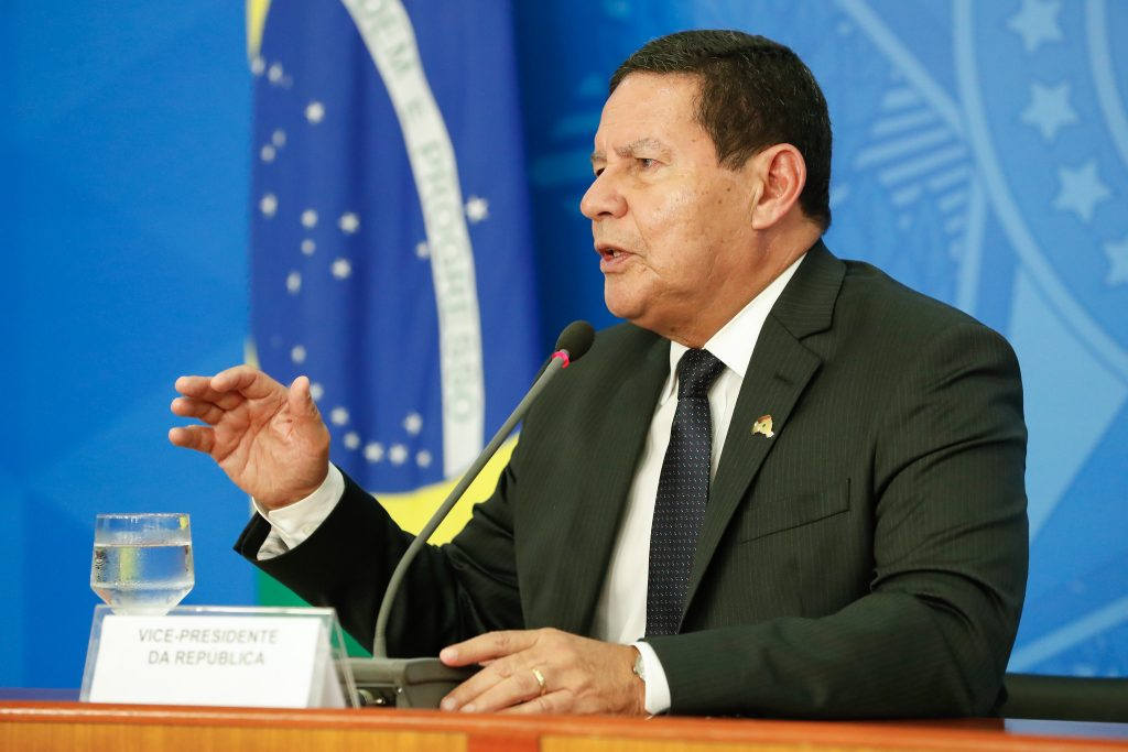 Mourão nega intenção de golpe por parte de Bolsonaro mourao-nega-intencao-de-golpe-por-parte-de-bolsonaro