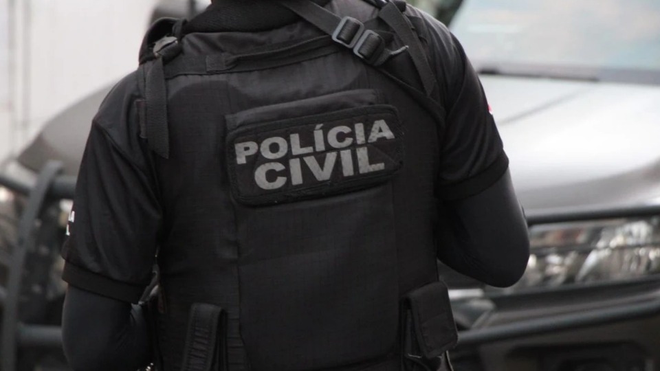 Homem é preso por furar olho da companheira com chave de fenda homem-e-preso-por-furar-olho-da-companheira-com-chave-de-fenda