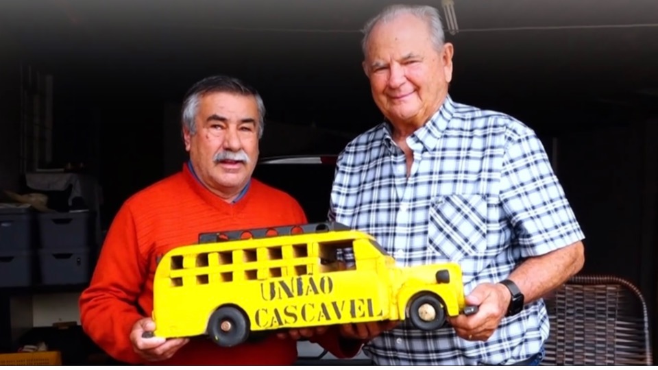 Artesão cego entrega réplica do primeiro ônibus da Eucatur a Assis Gurgacz, 61 anos após viagem artesao-cego-entrega-replica-do-primeiro-onibus-da-eucatur-a-assis-gurgacz,-61-anos-apos-viagem