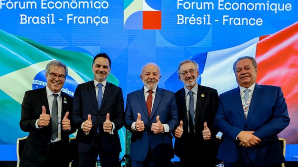 Empresários franceses prometem a Lula investir R$ 100 bi no Brasil empresarios-franceses-prometem-a-lula-investir-r$-100-bi-no-brasil