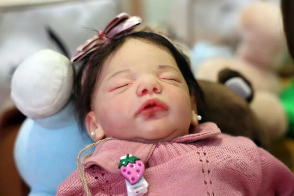 VÍDEO: Homem agride bebê de 4 meses ao achar que casal usava boneca ‘reborn’ pra ‘furar fila’ video:-homem-agride-bebe-de-4-meses-ao-achar-que-casal-usava-boneca-‘reborn’-pra-‘furar-fila’