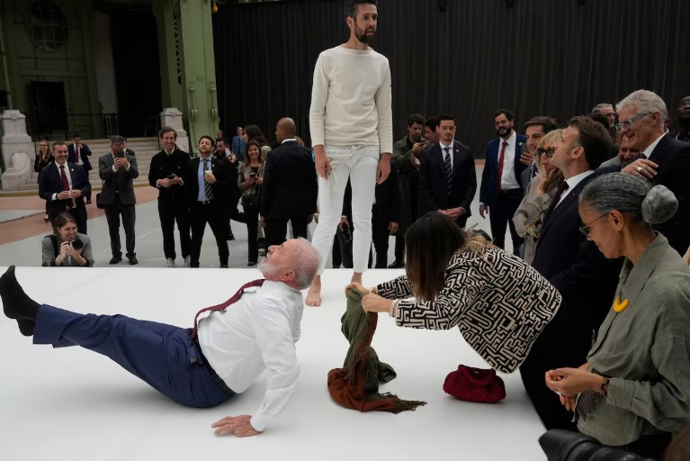 Lula tenta repetir movimentos de acrobata durante exibição na França, ao lado de Janja e Macron lula-tenta-repetir-movimentos-de-acrobata-durante-exibicao-na-franca,-ao-lado-de-janja-e-macron