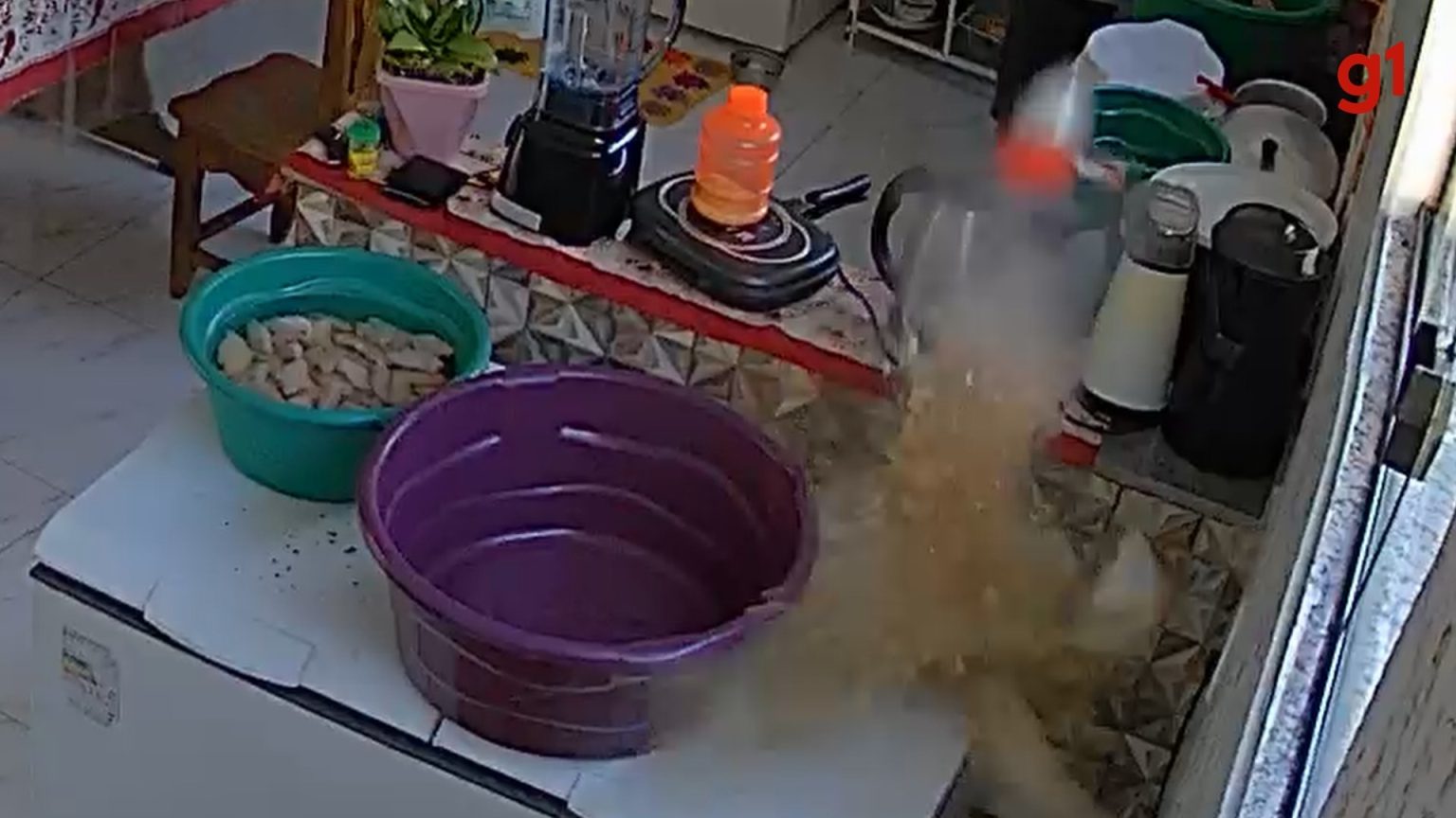 Vídeo mostra momento em que garrafa PET explode e assusta casal em RO video-mostra-momento-em-que-garrafa-pet-explode-e-assusta-casal-em-ro