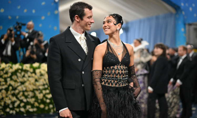 Dua Lipa confirma noivado com ator Callum Turner dua-lipa-confirma-noivado-com-ator-callum-turner