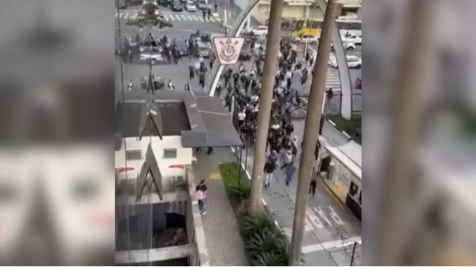 VÍDEO: veja momento em que torcedores do Corinthians invadem sede video:-veja-momento-em-que-torcedores-do-corinthians-invadem-sede