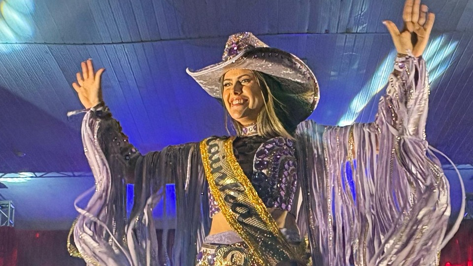 Vídeo: Ana Teixeira é coroada como nova rainha da 44ª Expojipa video:-ana-teixeira-e-coroada-como-nova-rainha-da-44a-expojipa