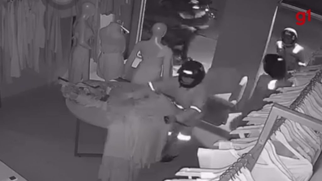 Vídeo mostra momento em que grupo arromba loja e furta roupas em Porto Velho video-mostra-momento-em-que-grupo-arromba-loja-e-furta-roupas-em-porto-velho