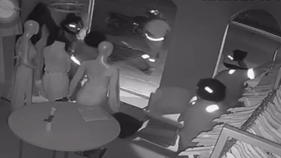 Vídeo: Criminosos arrombam loja e levam peças de vestuário no bairro Caladinho em Porto Velho video:-criminosos-arrombam-loja-e-levam-pecas-de-vestuario-no-bairro-caladinho-em-porto-velho