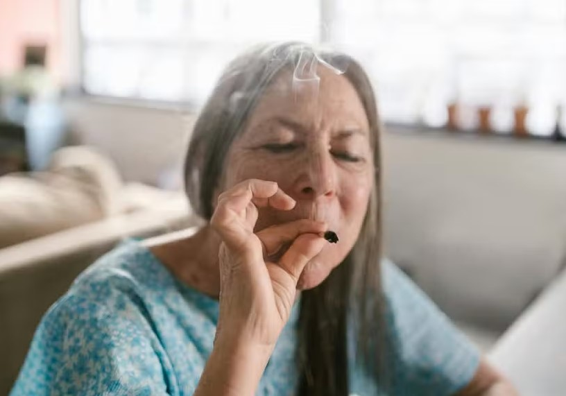 Número de usuários idosos de cannabis está crescendo. E o risco também, dizem especialistas numero-de-usuarios-idosos-de-cannabis-esta-crescendo.-e-o-risco-tambem,-dizem-especialistas