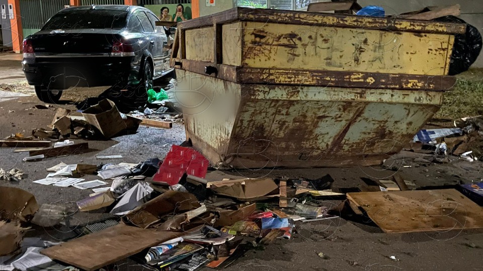 Motorista colide com caçamba de entulho no bairro Mato Grosso motorista-colide-com-cacamba-de-entulho-no-bairro-mato-grosso