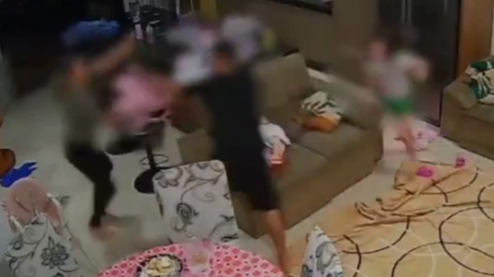 VÍDEO: homem tenta matar ex a facadas e filha tenta impedir agressões do pai video:-homem-tenta-matar-ex-a-facadas-e-filha-tenta-impedir-agressoes-do-pai