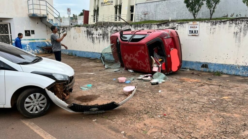 Acidente inusitado: carro cai em cima de veículo estacionado em Rolim de Moura, RO acidente-inusitado:-carro-cai-em-cima-de-veiculo-estacionado-em-rolim-de-moura,-ro