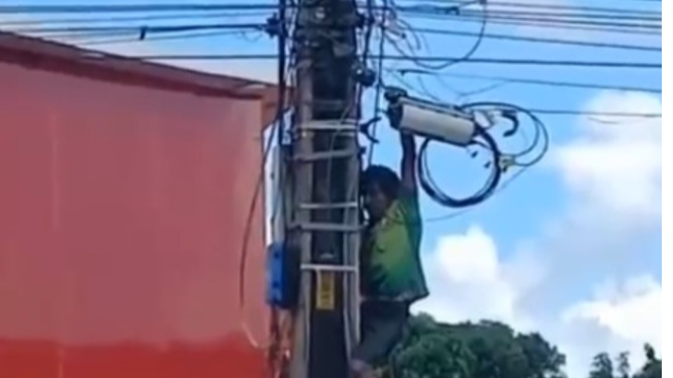 Vídeo: Homem é flagrado realizando ligação clandestina em poste na zona sul de Porto Velho video:-homem-e-flagrado-realizando-ligacao-clandestina-em-poste-na-zona-sul-de-porto-velho