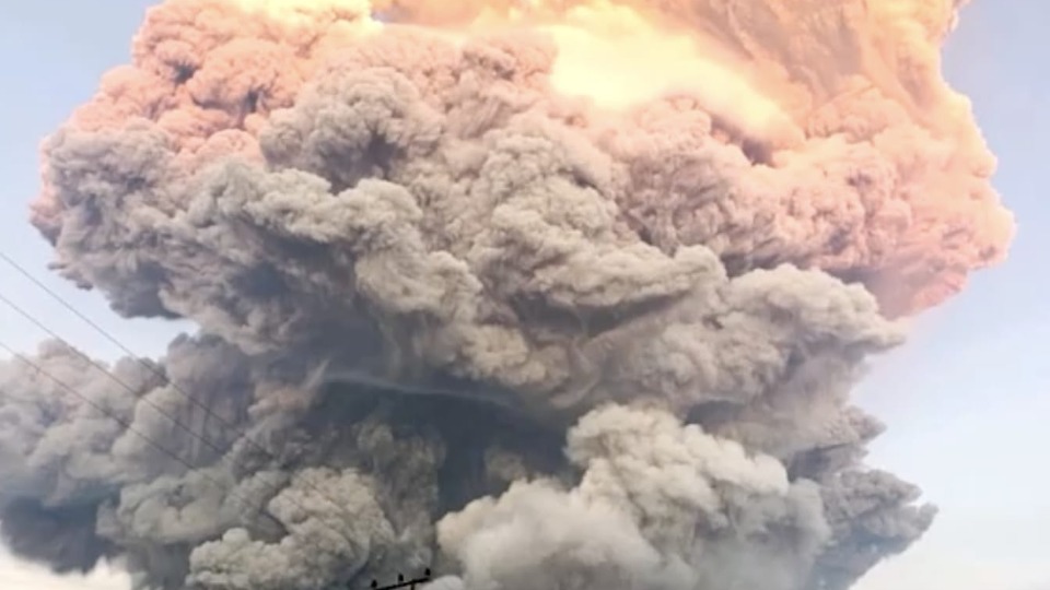 Vulcão entra em erupção na Indonésia e lança cinzas a 11km de altura vulcao-entra-em-erupcao-na-indonesia-e-lanca-cinzas-a-11km-de-altura