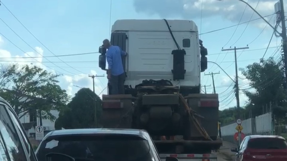 Vídeo: Caminhão derruba fiação e causa transtornos no trânsito da zona Norte de Porto Velho video:-caminhao-derruba-fiacao-e-causa-transtornos-no-transito-da-zona-norte-de-porto-velho