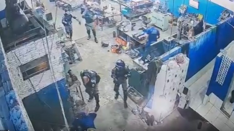 VÍDEO: assaltante é encurralado após manter pessoas reféns video:-assaltante-e-encurralado-apos-manter-pessoas-refens