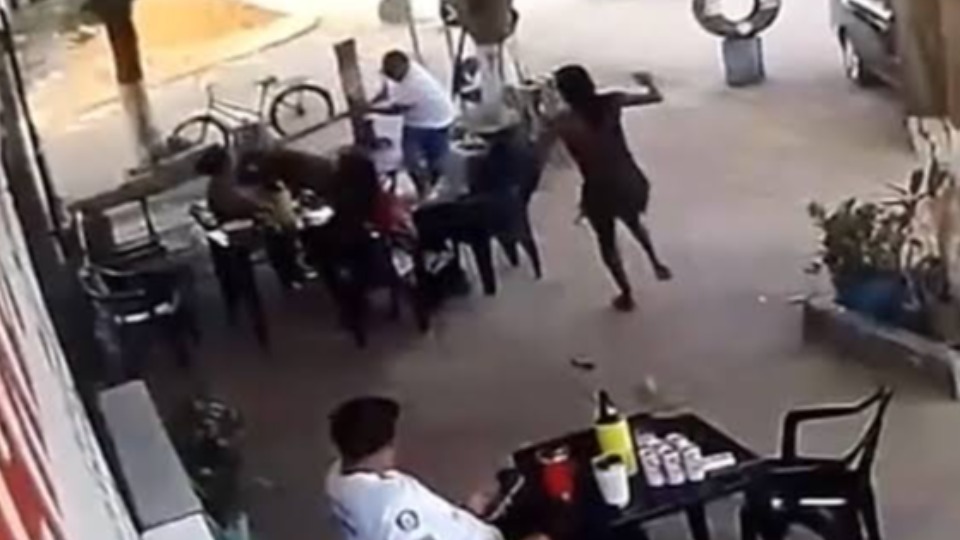 Homem é preso após agredir cliente de bar com barra de ferro homem-e-preso-apos-agredir-cliente-de-bar-com-barra-de-ferro