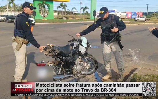 Motociclista sofre fratura após caminhão passar por cima de moto no Trevo da BR 364 motociclista-sofre-fratura-apos-caminhao-passar-por-cima-de-moto-no-trevo-da-br-364