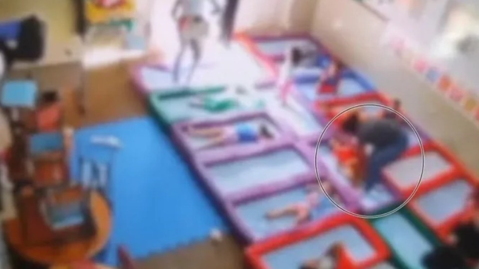 VÍDEO: funcionária de creche arremessa e empurra crianças contra o chão video:-funcionaria-de-creche-arremessa-e-empurra-criancas-contra-o-chao