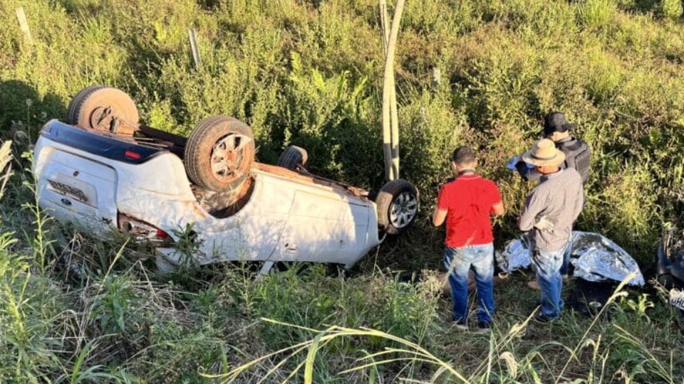 Homem morre após bater em buraco e capotar carro em Rondônia homem-morre-apos-bater-em-buraco-e-capotar-carro-em-rondonia