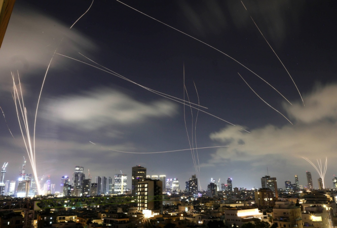 Irã lança 30 mísseis contra Israel, que responde com bombardeio a alvos militares ira-lanca-30-misseis-contra-israel,-que-responde-com-bombardeio-a-alvos-militares