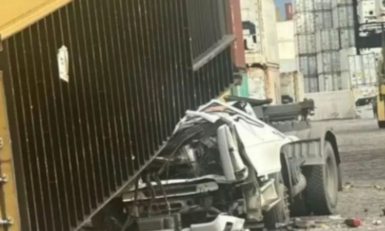 Rajadas de vento causam queda de contêineres em Santos e caminhoneiro morre esmagado rajadas-de-vento-causam-queda-de-conteineres-em-santos-e-caminhoneiro-morre-esmagado