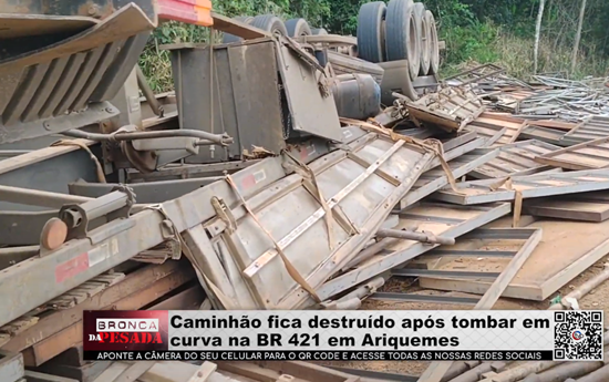 Caminhão fica destruído após tombar em curva na BR 421 em Ariquemes caminhao-fica-destruido-apos-tombar-em-curva-na-br-421-em-ariquemes