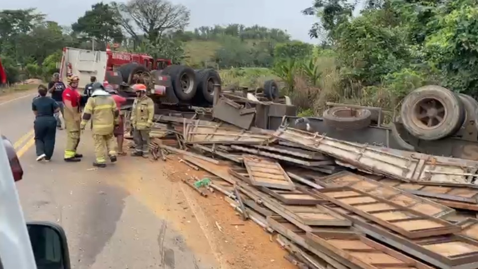 Vídeo: Carreta carregada com estruturas metálicas tomba na BR-421 video:-carreta-carregada-com-estruturas-metalicas-tomba-na-br-421