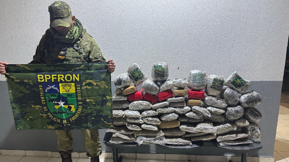 Motociclista foge de abordagem e polícia apreende quase 60 kg de drogas em rodovia de Rondônia motociclista-foge-de-abordagem-e-policia-apreende-quase-60-kg-de-drogas-em-rodovia-de-rondonia