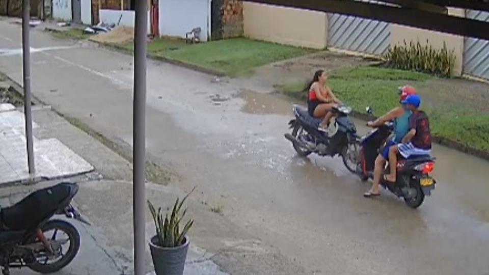 VÍDEO: colisão entre motos termina em discussão acirrada video:-colisao-entre-motos-termina-em-discussao-acirrada