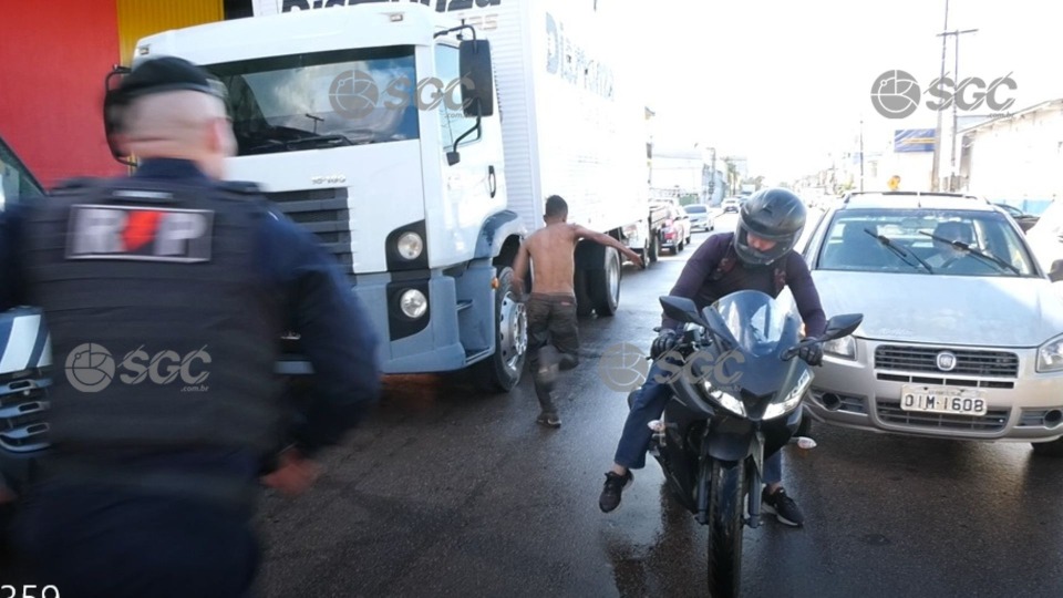 VÍDEO: Suspeito de matar morador de rua pula do camburão e corre em fuga desesperada video:-suspeito-de-matar-morador-de-rua-pula-do-camburao-e-corre-em-fuga-desesperada
