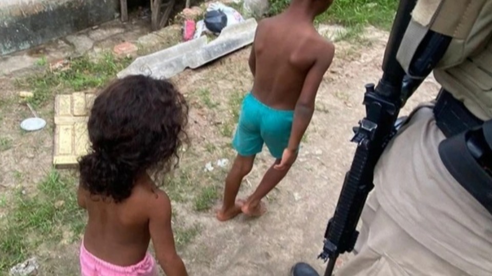 Quatro crianças em condições insalubres são resgatadas pela PM quatro-criancas-em-condicoes-insalubres-sao-resgatadas-pela-pm