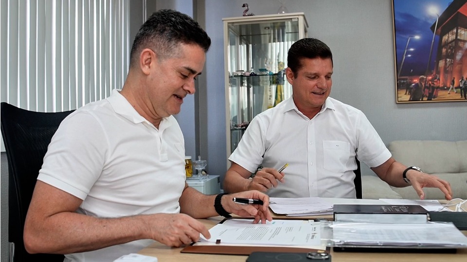 David Almeida assina projeto que garante Passe Livre Estudantil em Manaus david-almeida-assina-projeto-que-garante-passe-livre-estudantil-em-manaus