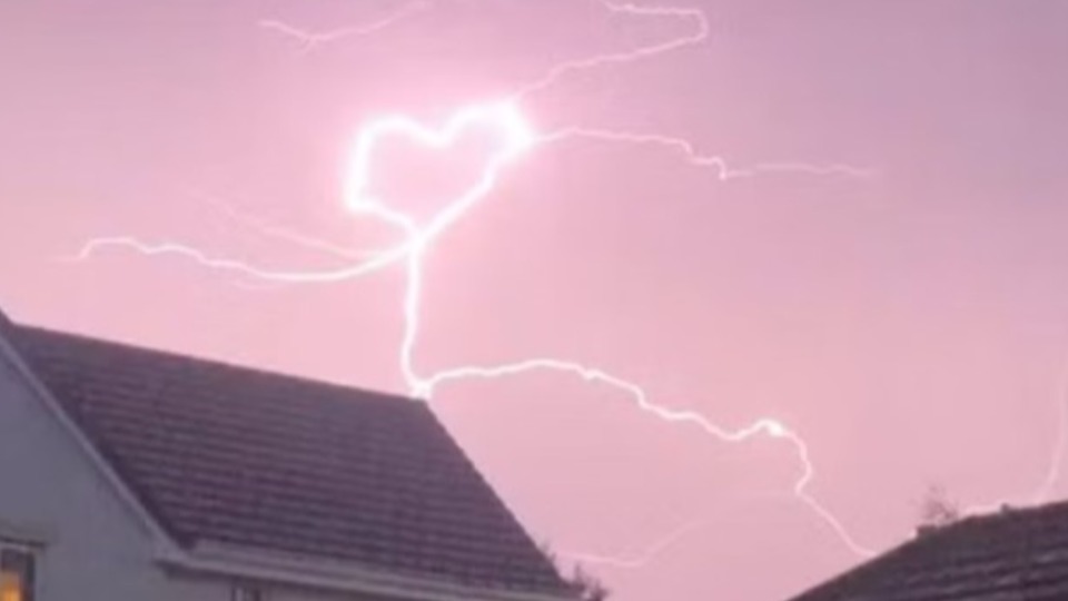 Raio em forma de coração surge no céu durante tempestade raio-em-forma-de-coracao-surge-no-ceu-durante-tempestade