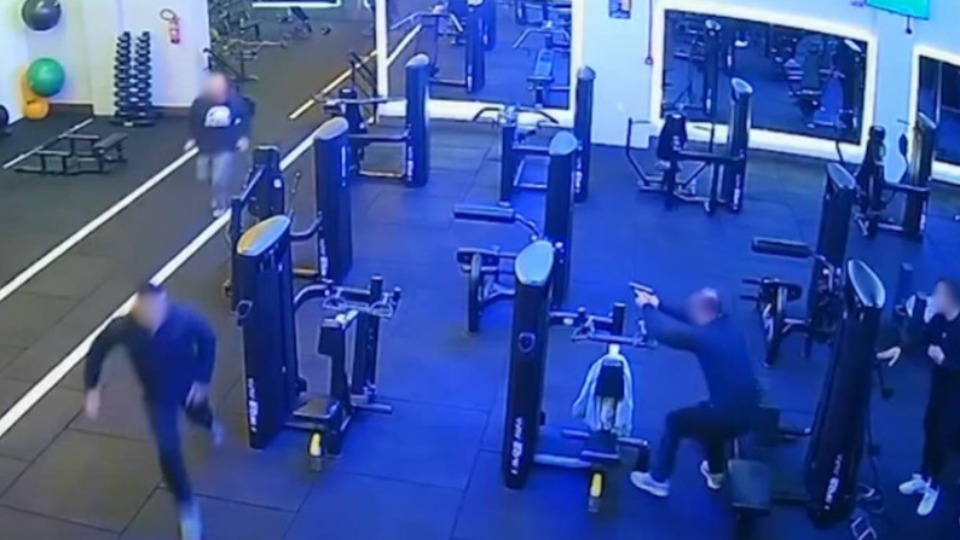 VÍDEO: policial reage a tiroteio após briga em academia; agressor é baleado video:-policial-reage-a-tiroteio-apos-briga-em-academia;-agressor-e-baleado
