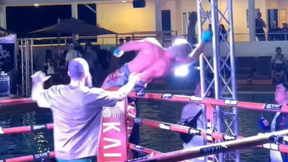 VÍDEO: Lutador comemora vitória de maneira inusitada e é eletrocutado video:-lutador-comemora-vitoria-de-maneira-inusitada-e-e-eletrocutado