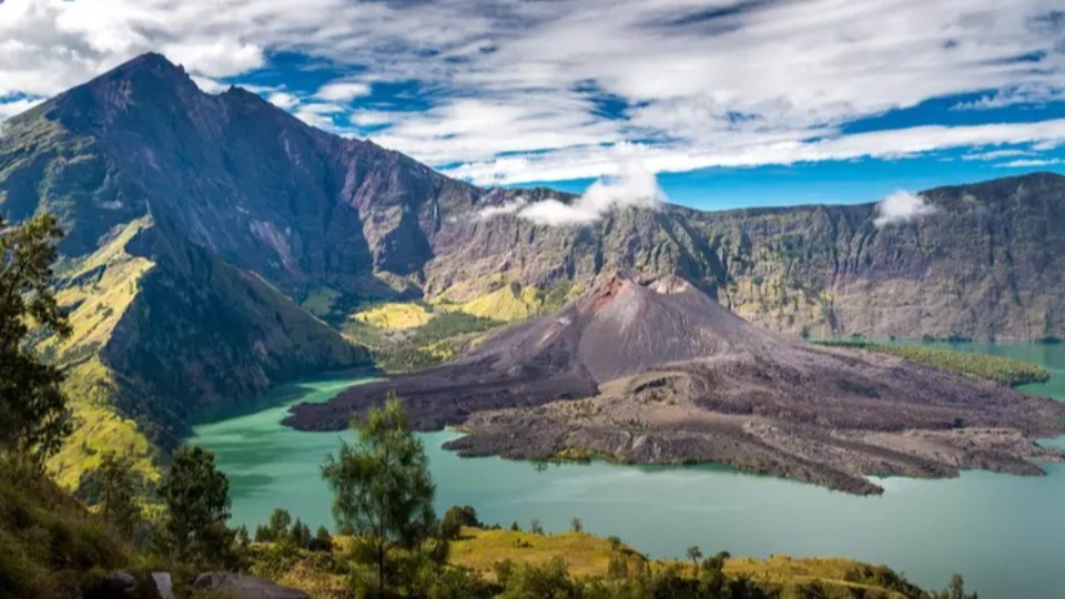 Alpinista é resgatado no vulcão do Monte Rinjani dias após morte de Juliana Marins alpinista-e-resgatado-no-vulcao-do-monte-rinjani-dias-apos-morte-de-juliana-marins