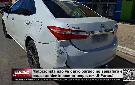 Motociclista não vê carro parado no semáforo e causa acidente com crianças em Ji–Paraná motociclista-nao-ve-carro-parado-no-semaforo-e-causa-acidente-com-criancas-em-ji–parana