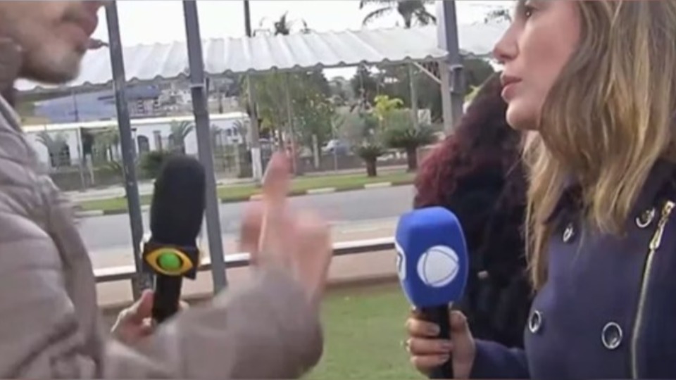 VÍDEO: Repórter da Record é agredida ao vivo durante entrevista com mãe de jovens desaparecidas video:-reporter-da-record-e-agredida-ao-vivo-durante-entrevista-com-mae-de-jovens-desaparecidas