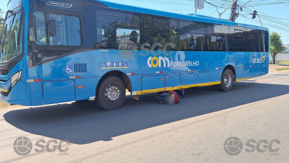 Vídeo: Motociclista sofre fratura após avançar sinal vermelho e colidir com ônibus em Porto Velho video:-motociclista-sofre-fratura-apos-avancar-sinal-vermelho-e-colidir-com-onibus-em-porto-velho