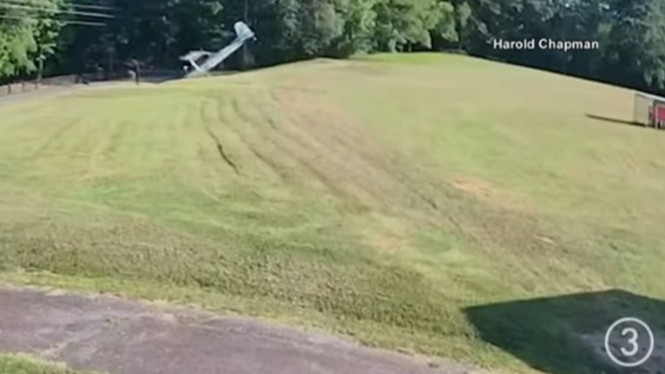 VÍDEO: Avião capota ao tentar pousar em jardim video:-aviao-capota-ao-tentar-pousar-em-jardim