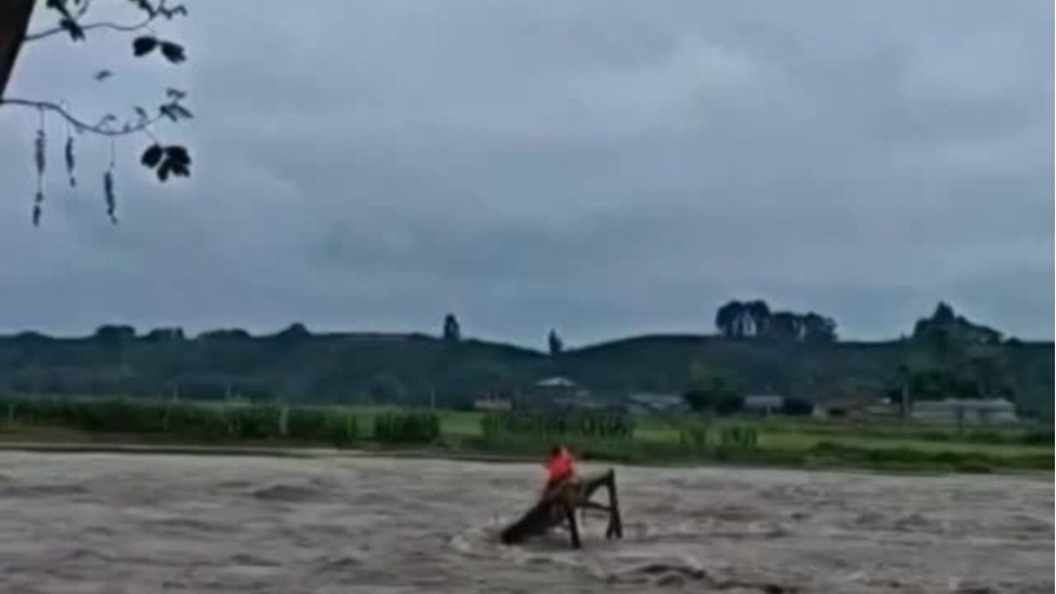 Vídeo: Homem é resgatado por drone gigante após ficar ilhado durante enchente video:-homem-e-resgatado-por-drone-gigante-apos-ficar-ilhado-durante-enchente