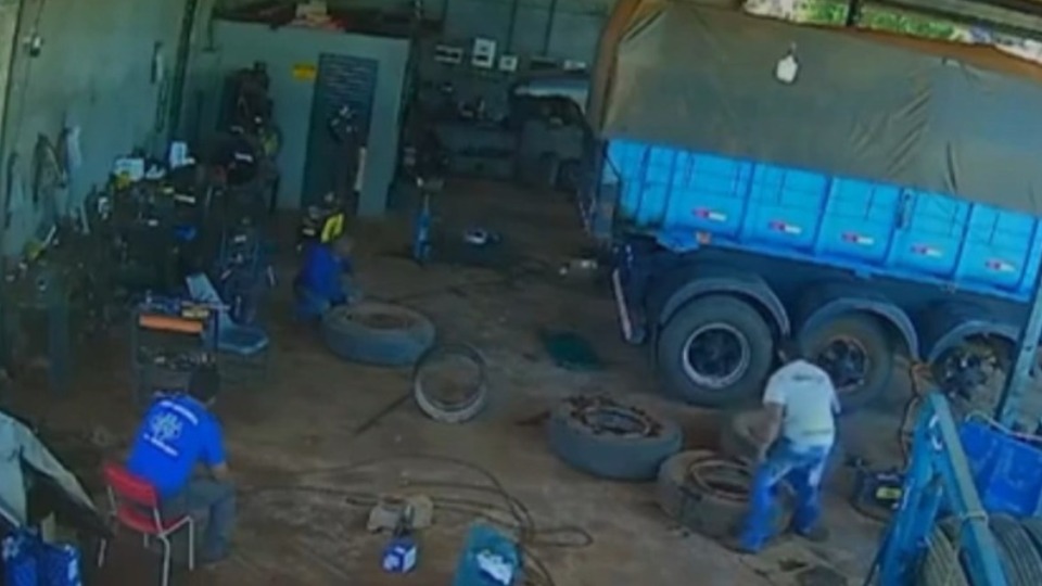 VÍDEO: caminhoneiro morre após pneu explodir em oficina mecânica video:-caminhoneiro-morre-apos-pneu-explodir-em-oficina-mecanica