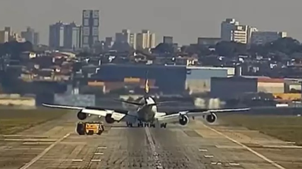 Avião informa mayday e faz pouso de emergência em SP após complicações em voo aviao-informa-mayday-e-faz-pouso-de-emergencia-em-sp-apos-complicacoes-em-voo
