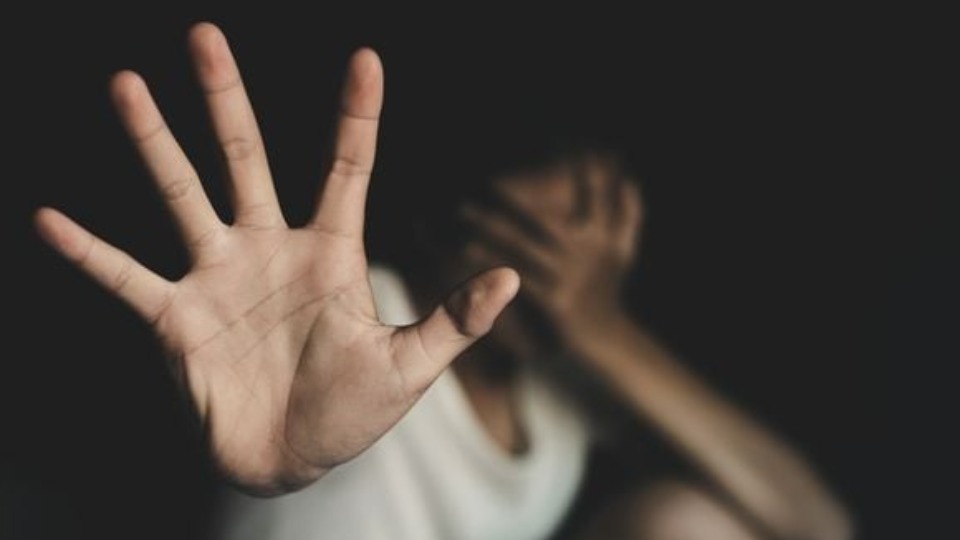 Mulher fica sem luz, chama concessionária e é estuprada por eletricista em casa mulher-fica-sem-luz,-chama-concessionaria-e-e-estuprada-por-eletricista-em-casa