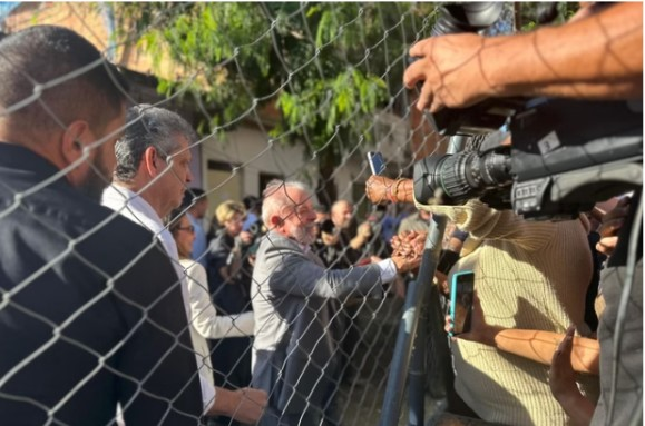 Visita de Lula à Favela do Moinho foi articulada com ONG ligada ao PCC visita-de-lula-a-favela-do-moinho-foi-articulada-com-ong-ligada-ao-pcc