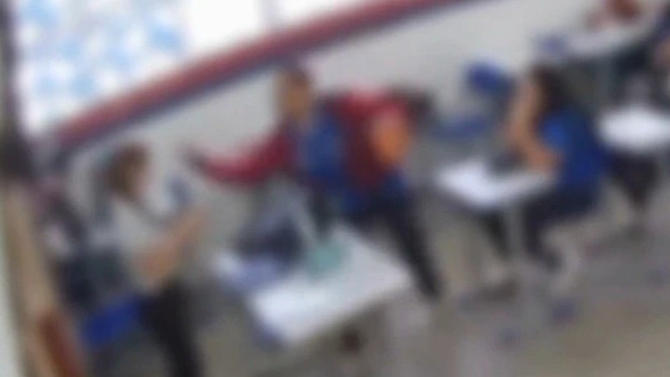 Professora recebe tapa na cara de aluno dentro de sala de aula professora-recebe-tapa-na-cara-de-aluno-dentro-de-sala-de-aula