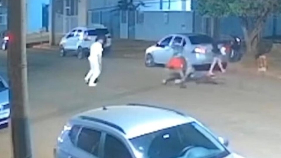 Homem furta mercado, foge de bicicleta e é perseguido por funcionários homem-furta-mercado,-foge-de-bicicleta-e-e-perseguido-por-funcionarios