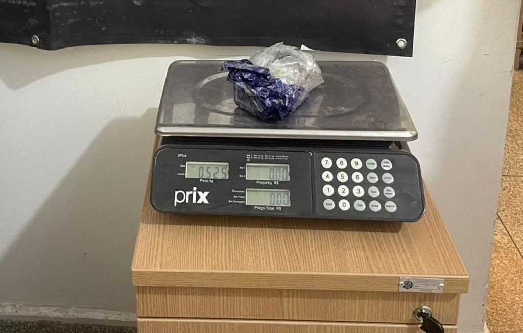Mulher é presa em flagrante por receber encomenda com haxixe em Jaru, RO mulher-e-presa-em-flagrante-por-receber-encomenda-com-haxixe-em-jaru,-ro
