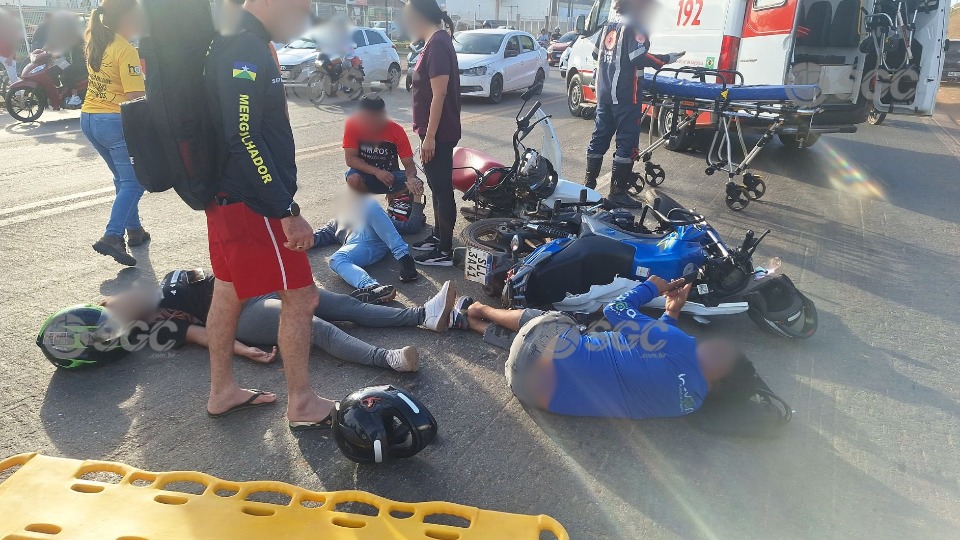Vídeo: Colisão entre motos deixa vítima com fratura exposta no bairro Lagoa video:-colisao-entre-motos-deixa-vitima-com-fratura-exposta-no-bairro-lagoa